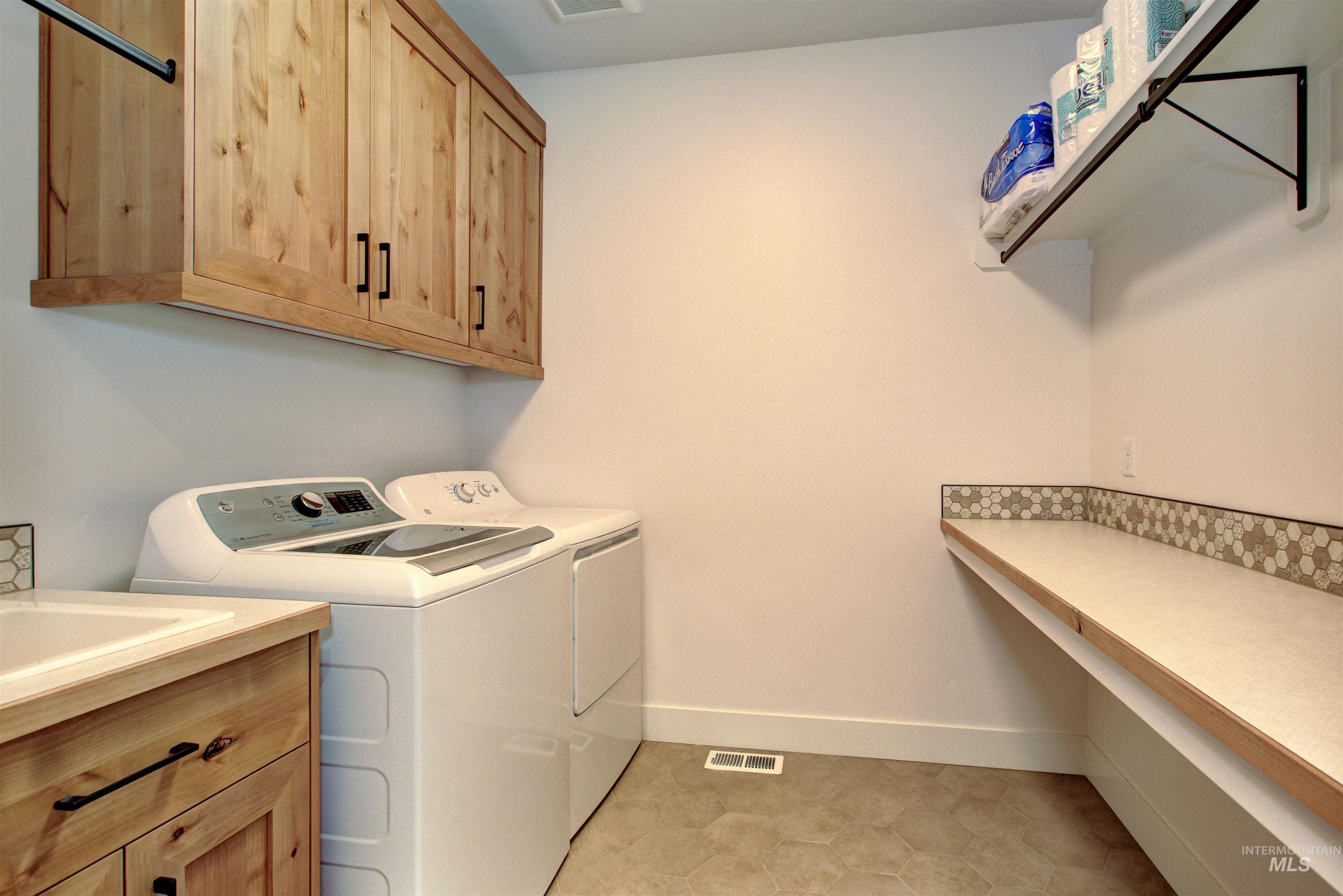 1424 E Azan Ct