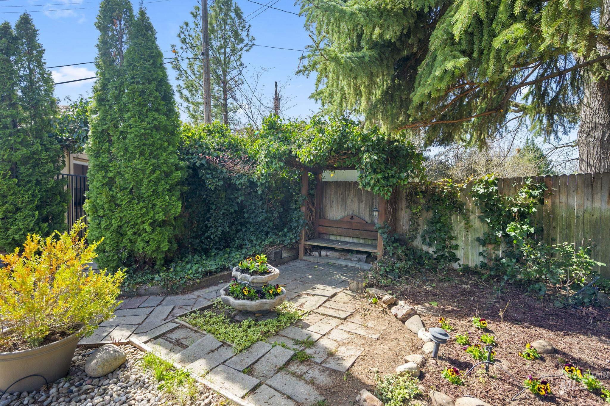2824 N Weaver Circle