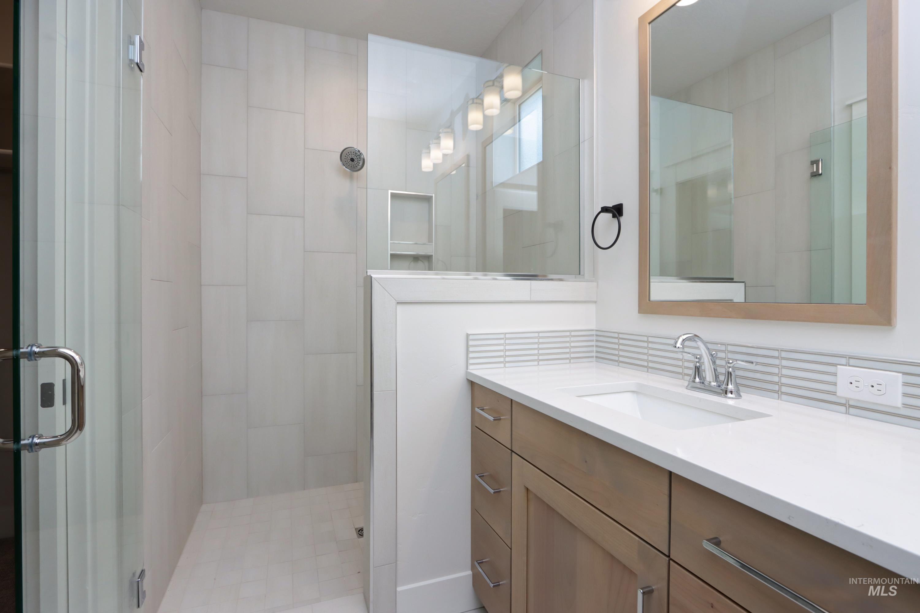 1196 N Meadowglen Ave Unit: GPS not updated use directions