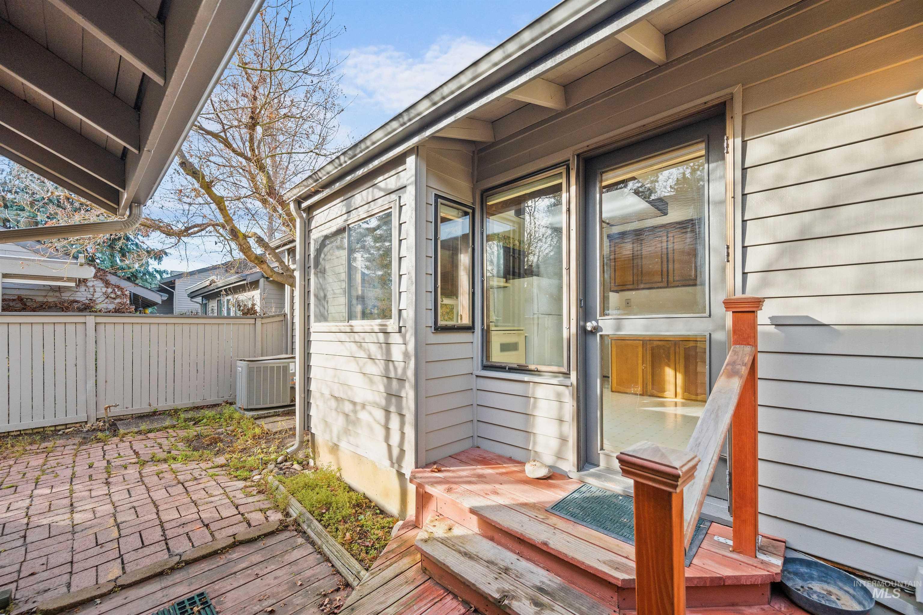 1009 E Strawberry Lane