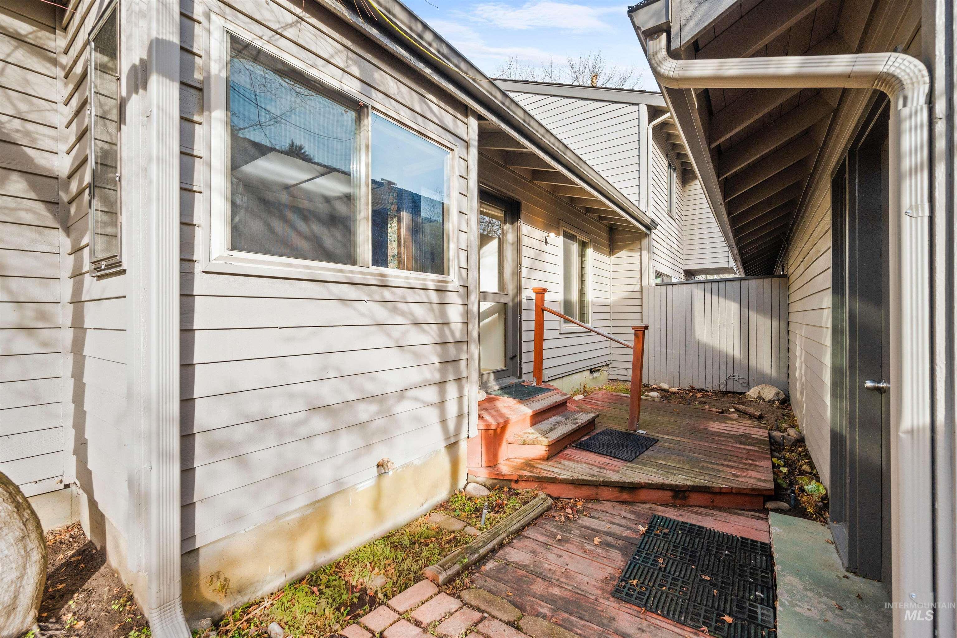 1009 E Strawberry Lane