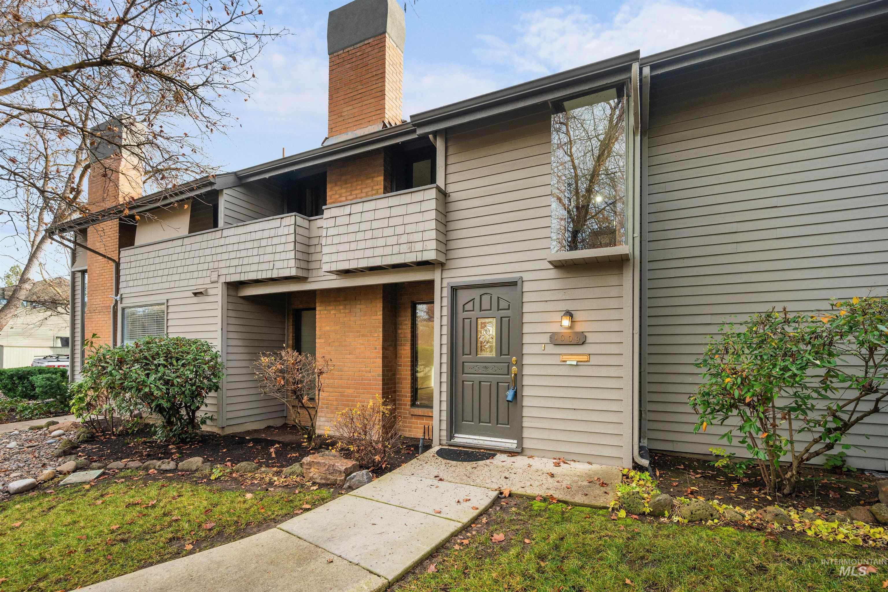 1009 E Strawberry Lane