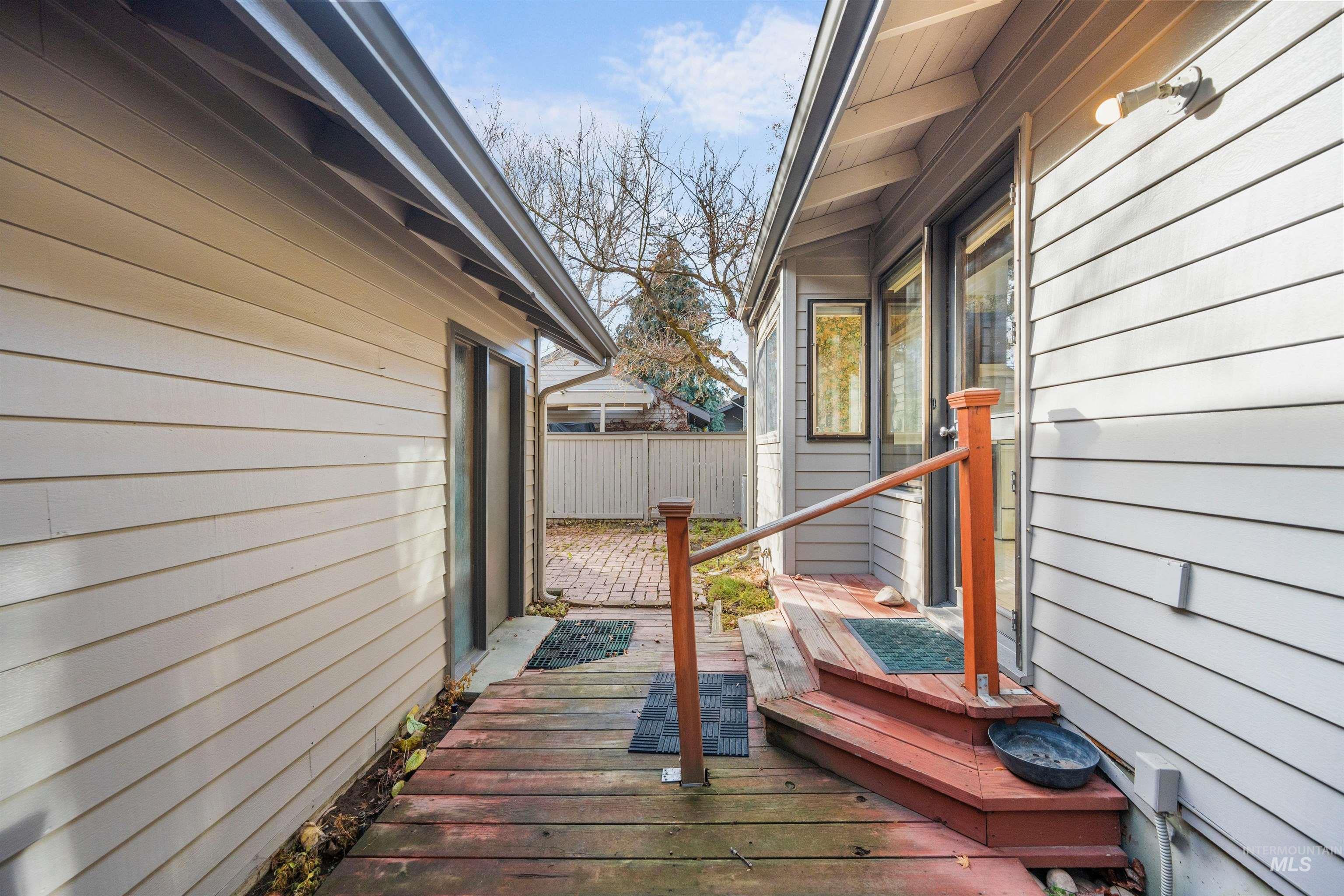 1009 E Strawberry Lane