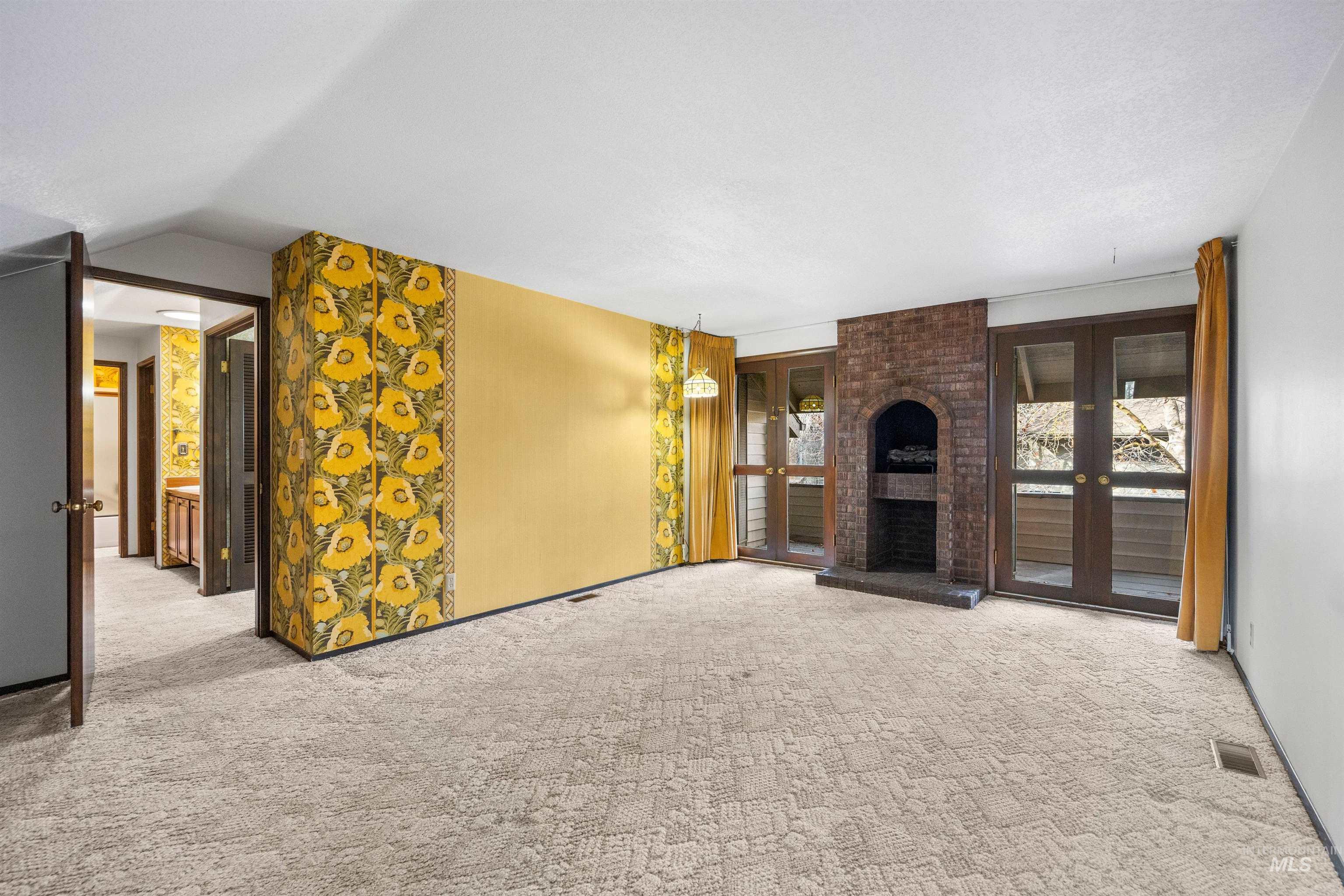 1009 E Strawberry Lane
