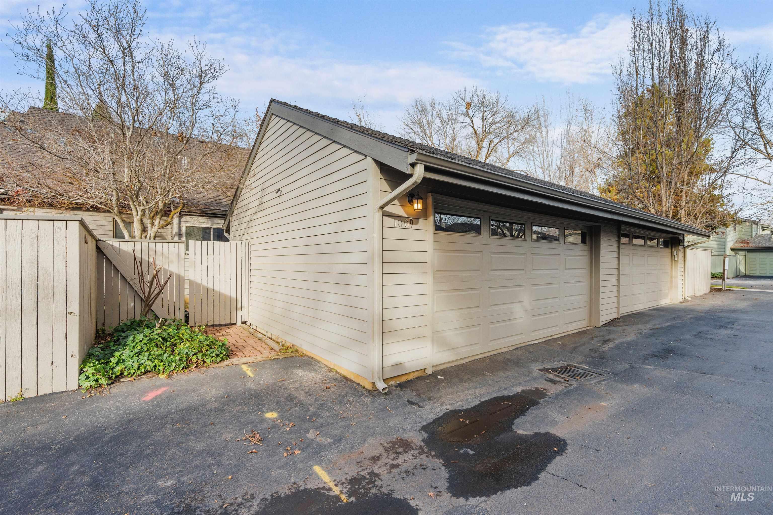 1009 E Strawberry Lane