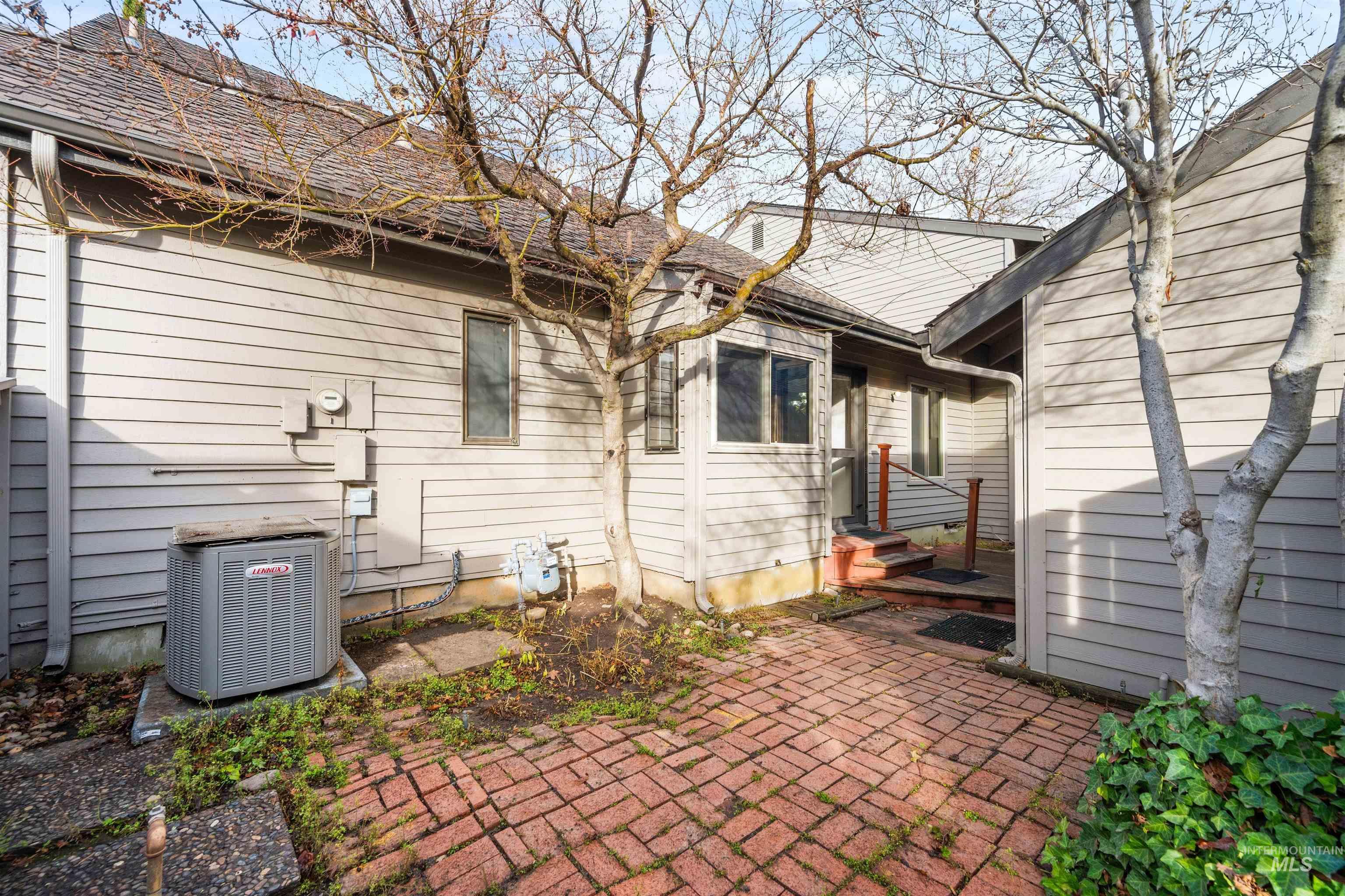 1009 E Strawberry Lane