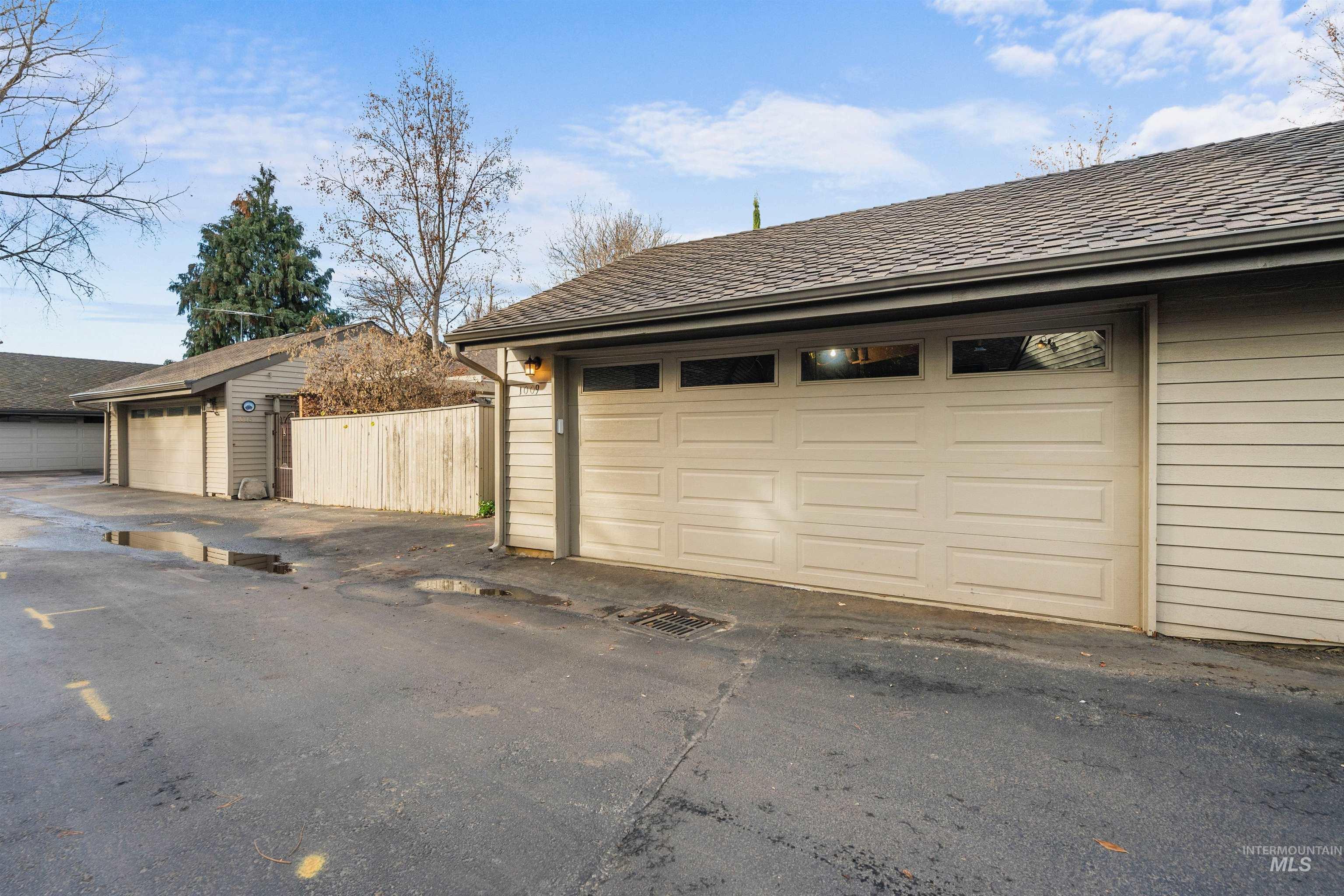 1009 E Strawberry Lane