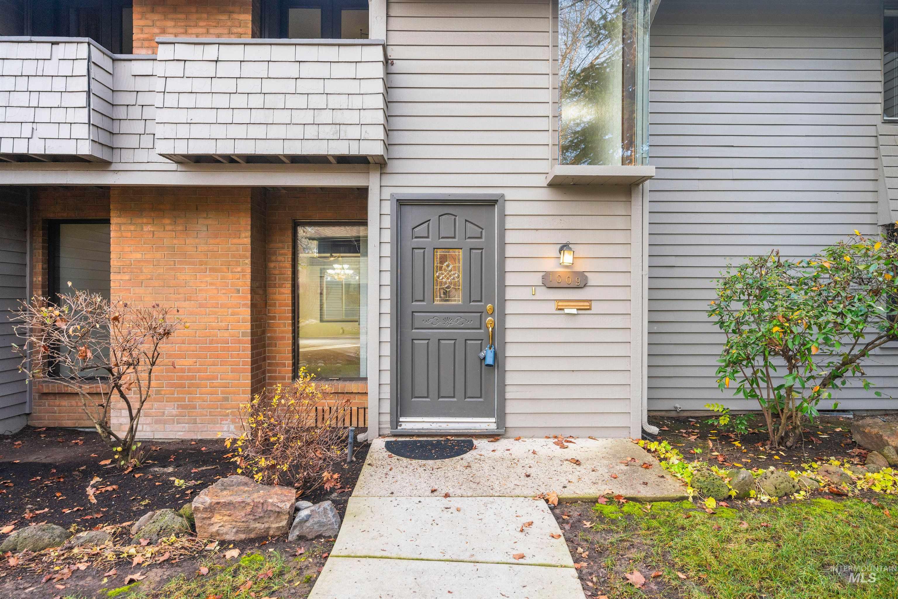1009 E Strawberry Lane