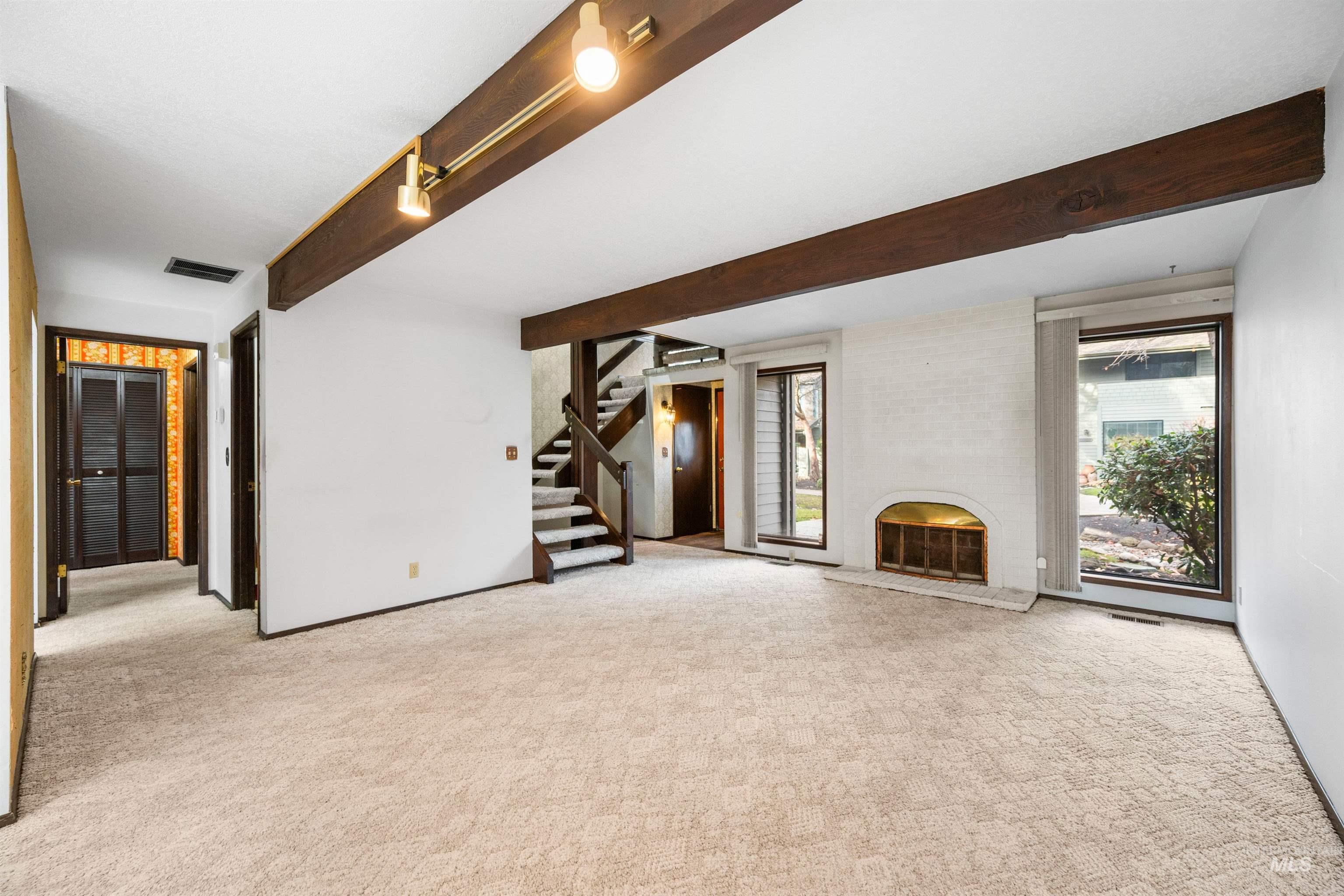 1009 E Strawberry Lane