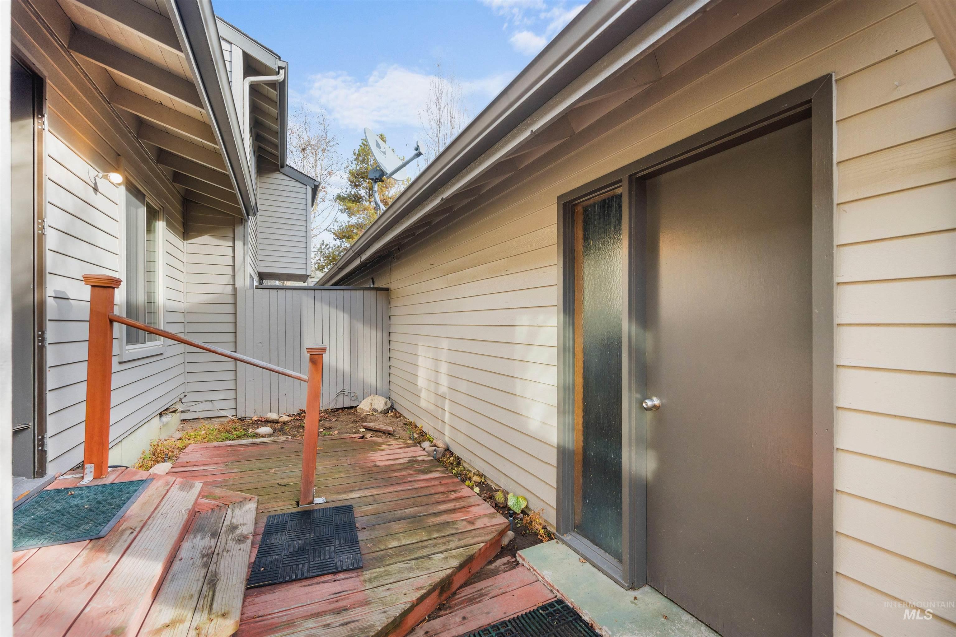 1009 E Strawberry Lane