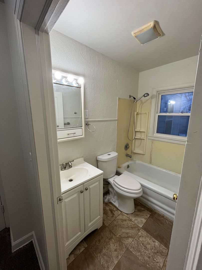 3027 Gladstone Avenue