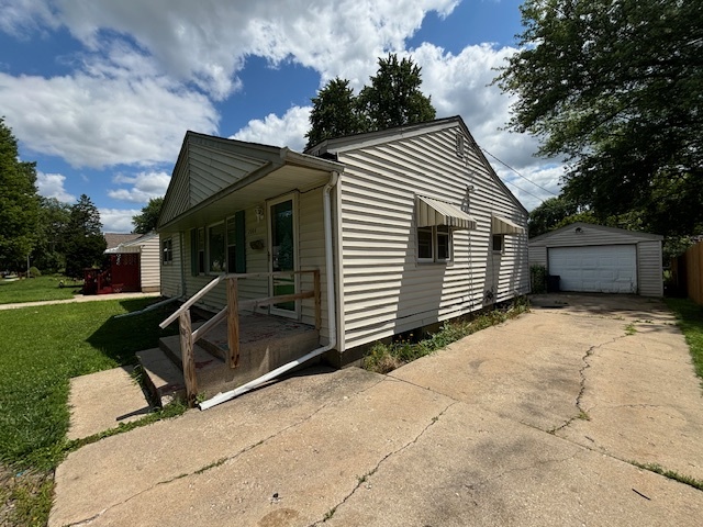 2004 W Pearl Avenue