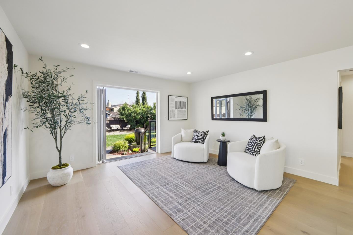 725 Alameda De Las Pulgas