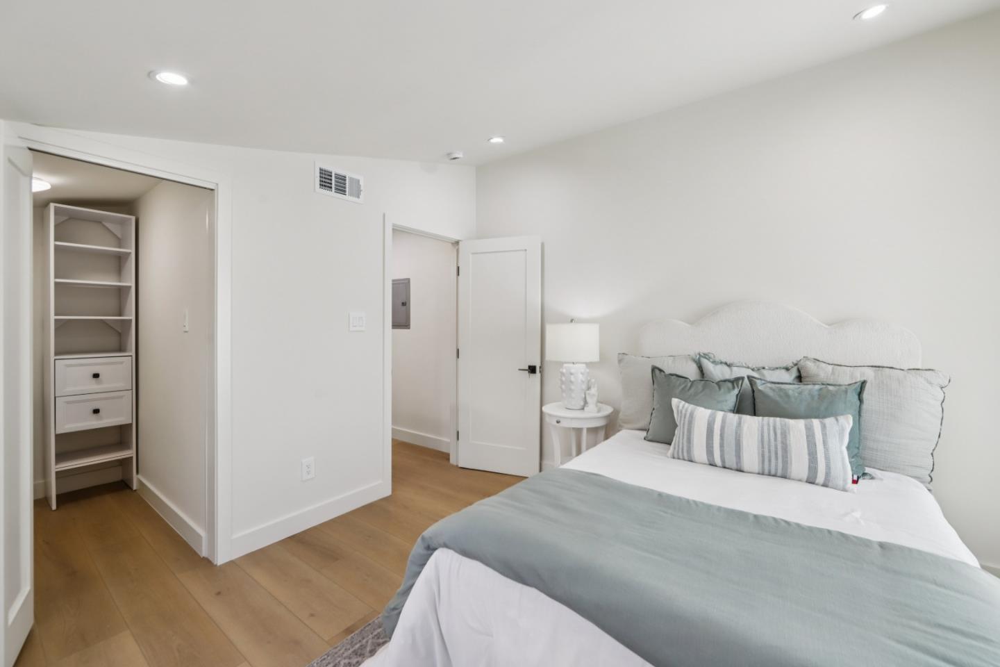 725 Alameda De Las Pulgas