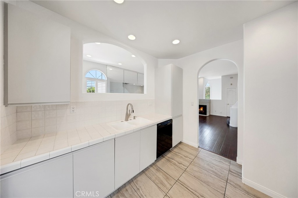 408 W Queen Street 101