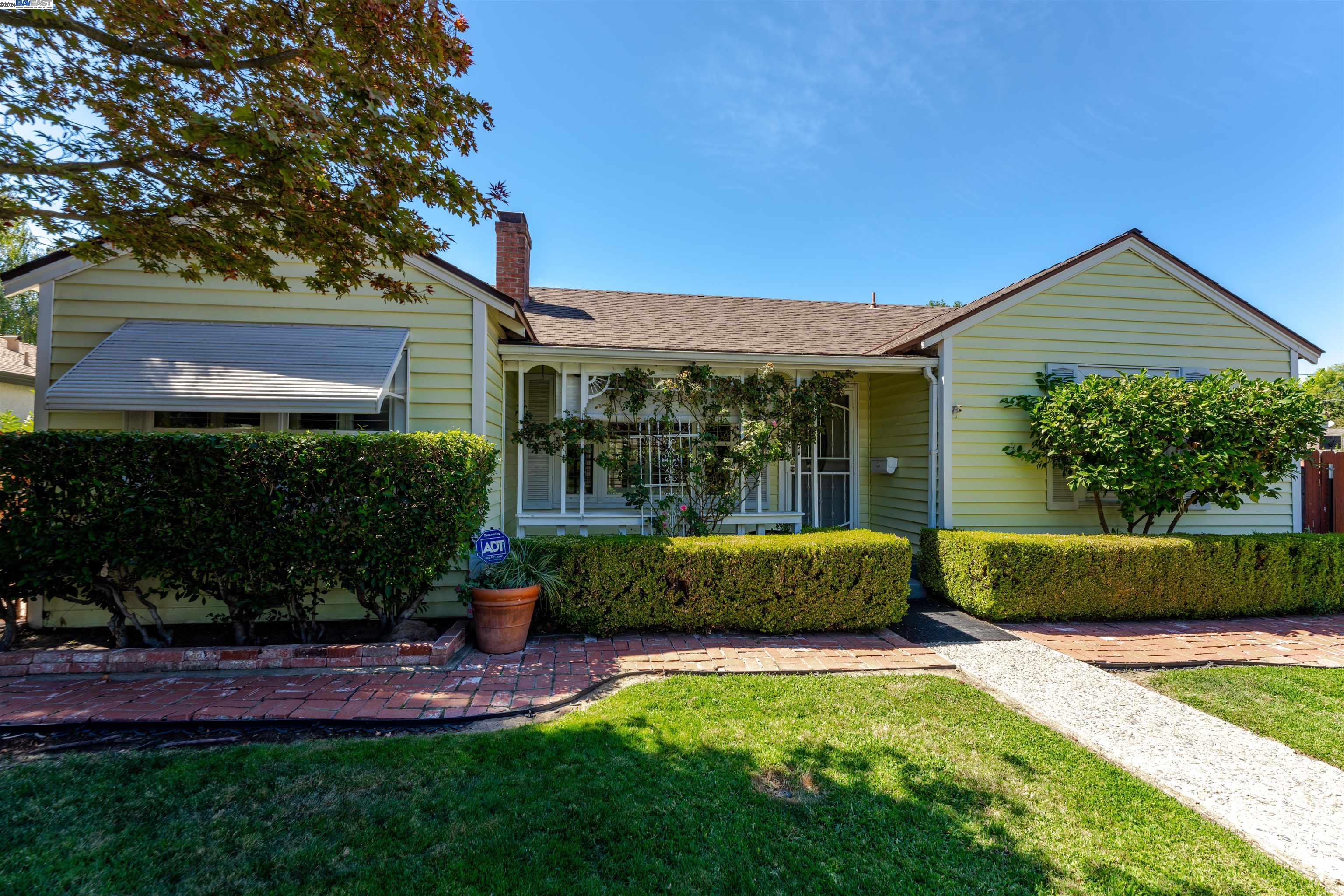 1321 Marilyn St