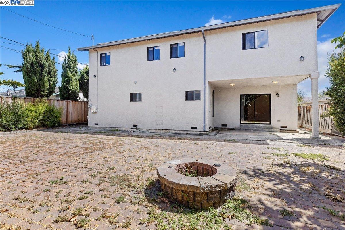 5533 Fiesta Rd