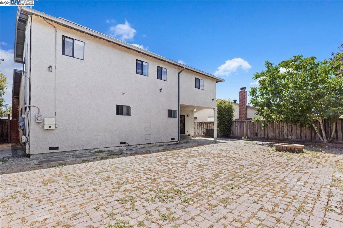5533 Fiesta Rd