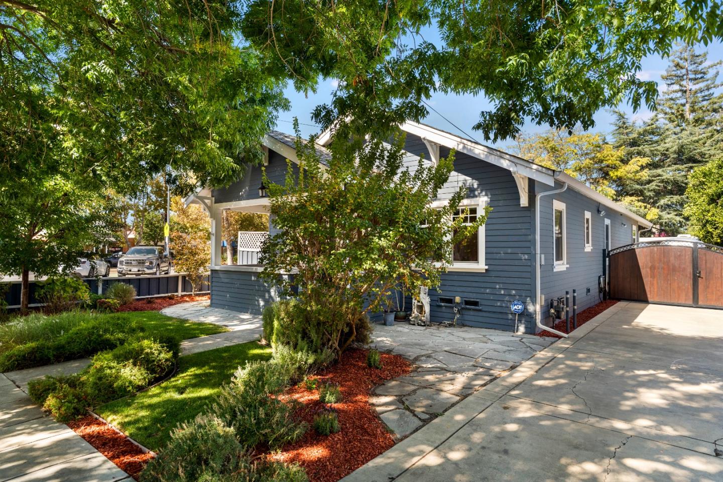 1387 Hester Avenue