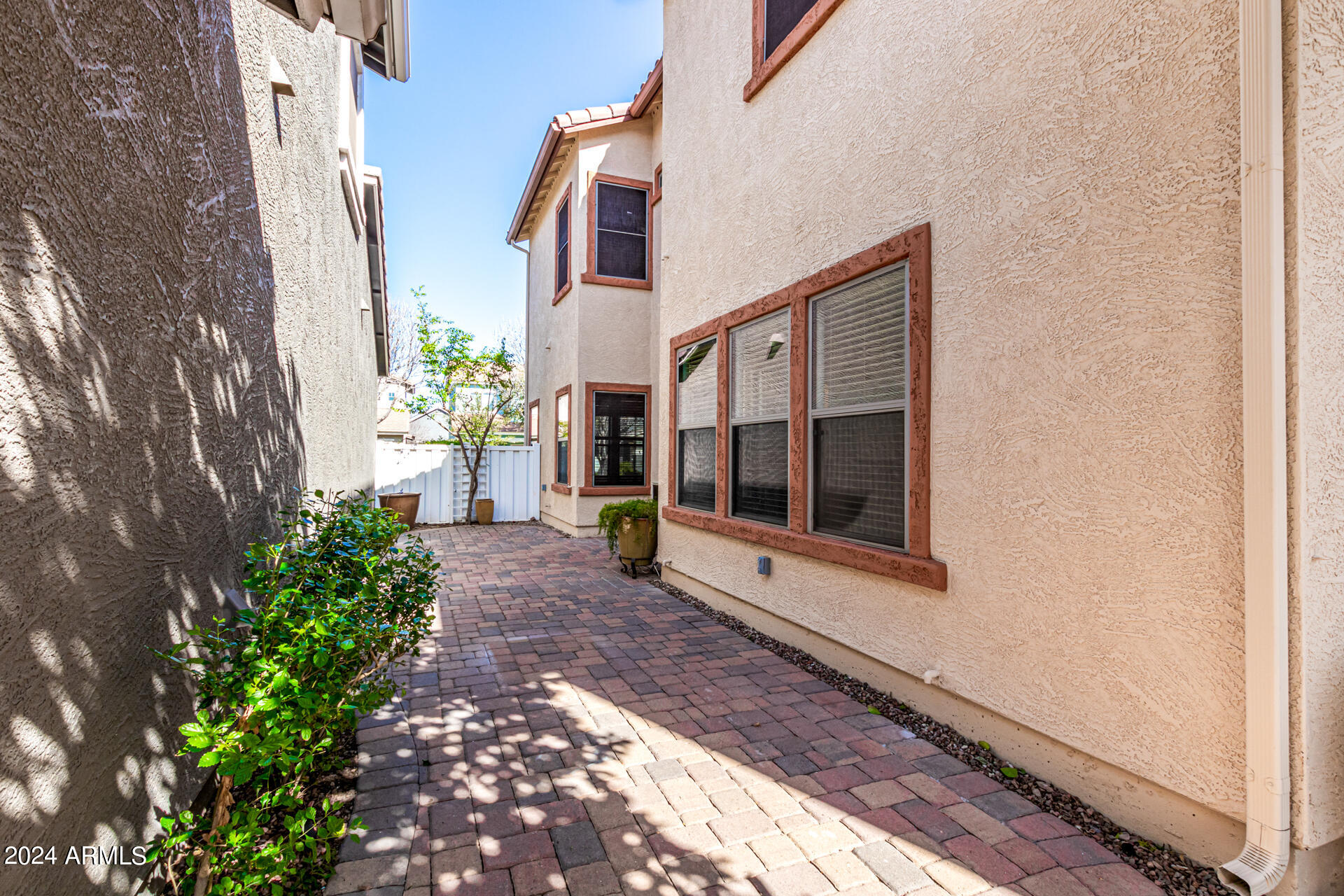 3068 E TAMARISK Street