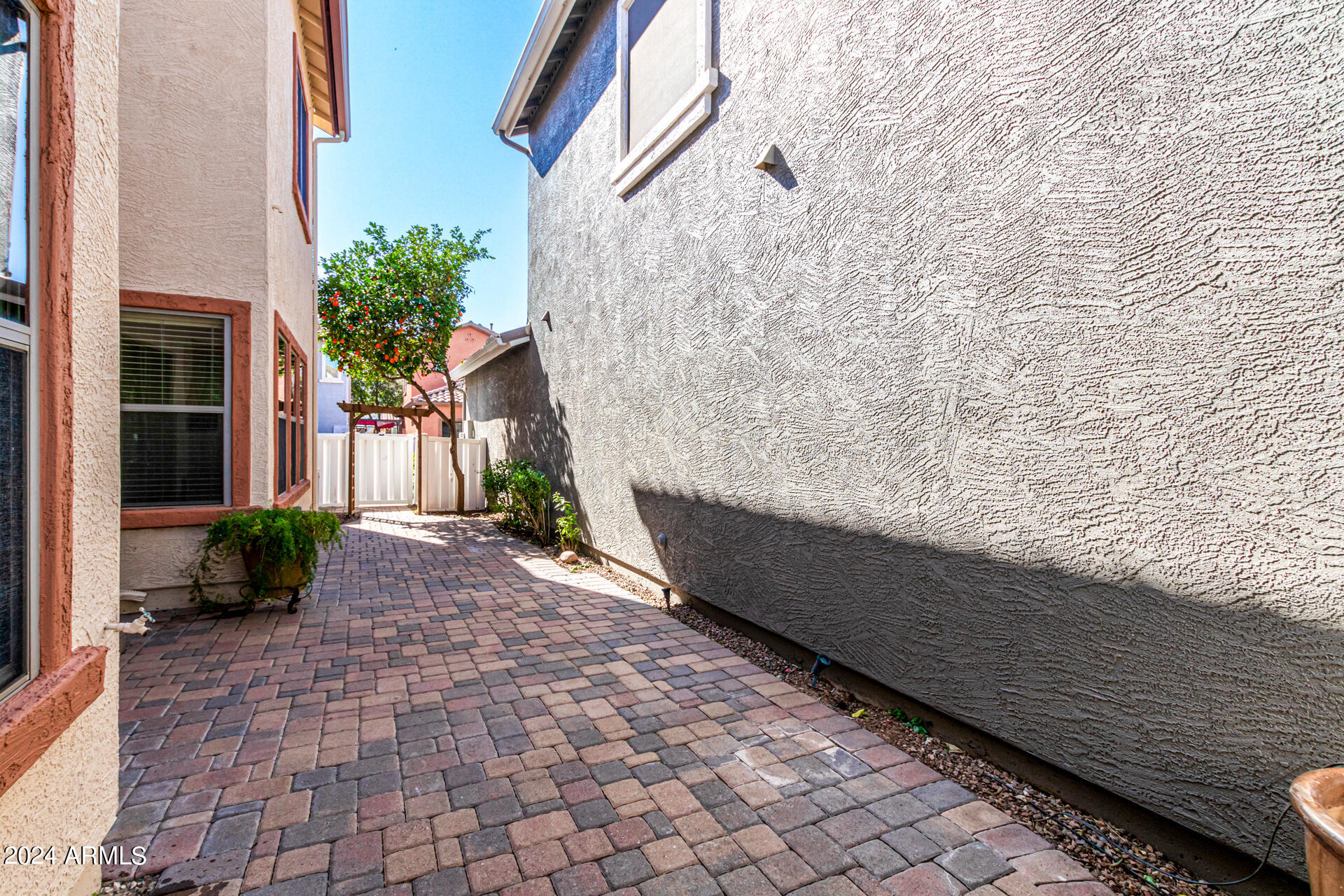 3068 E TAMARISK Street