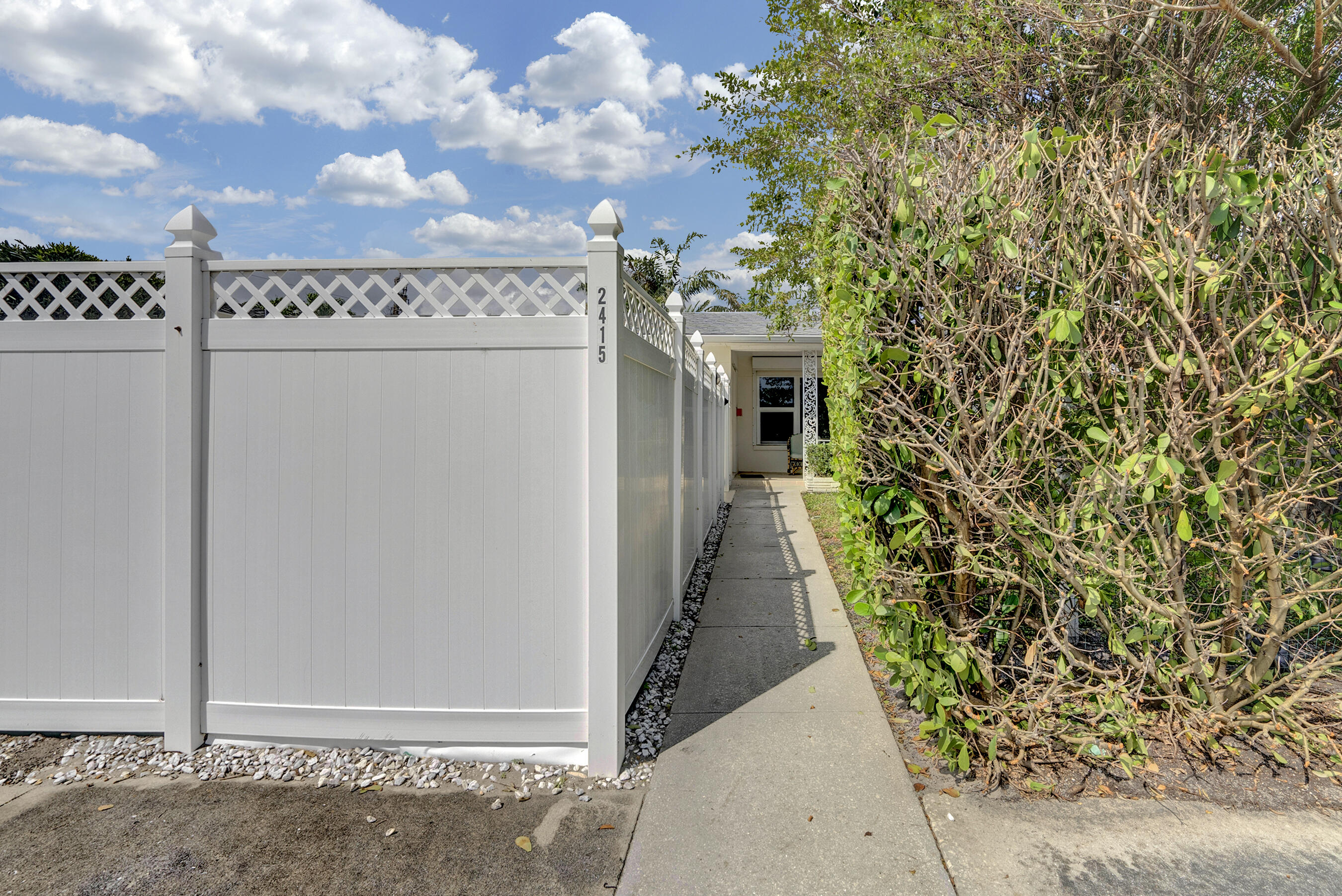 2415 N Lakeside Drive