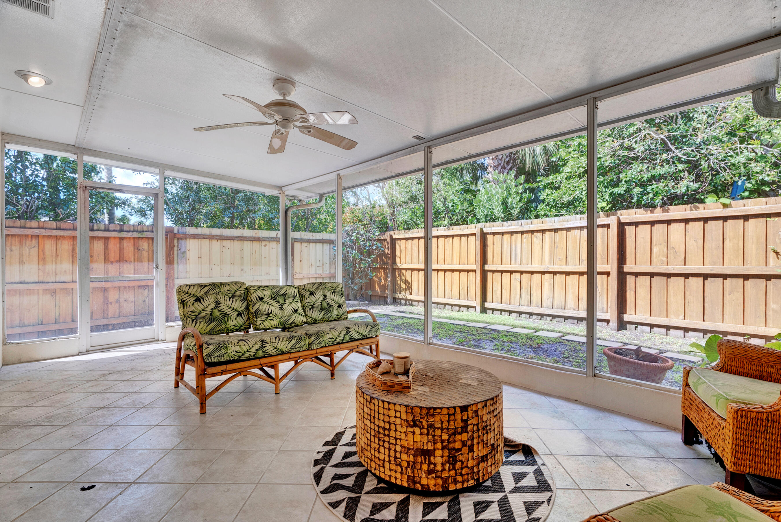 2415 N Lakeside Drive