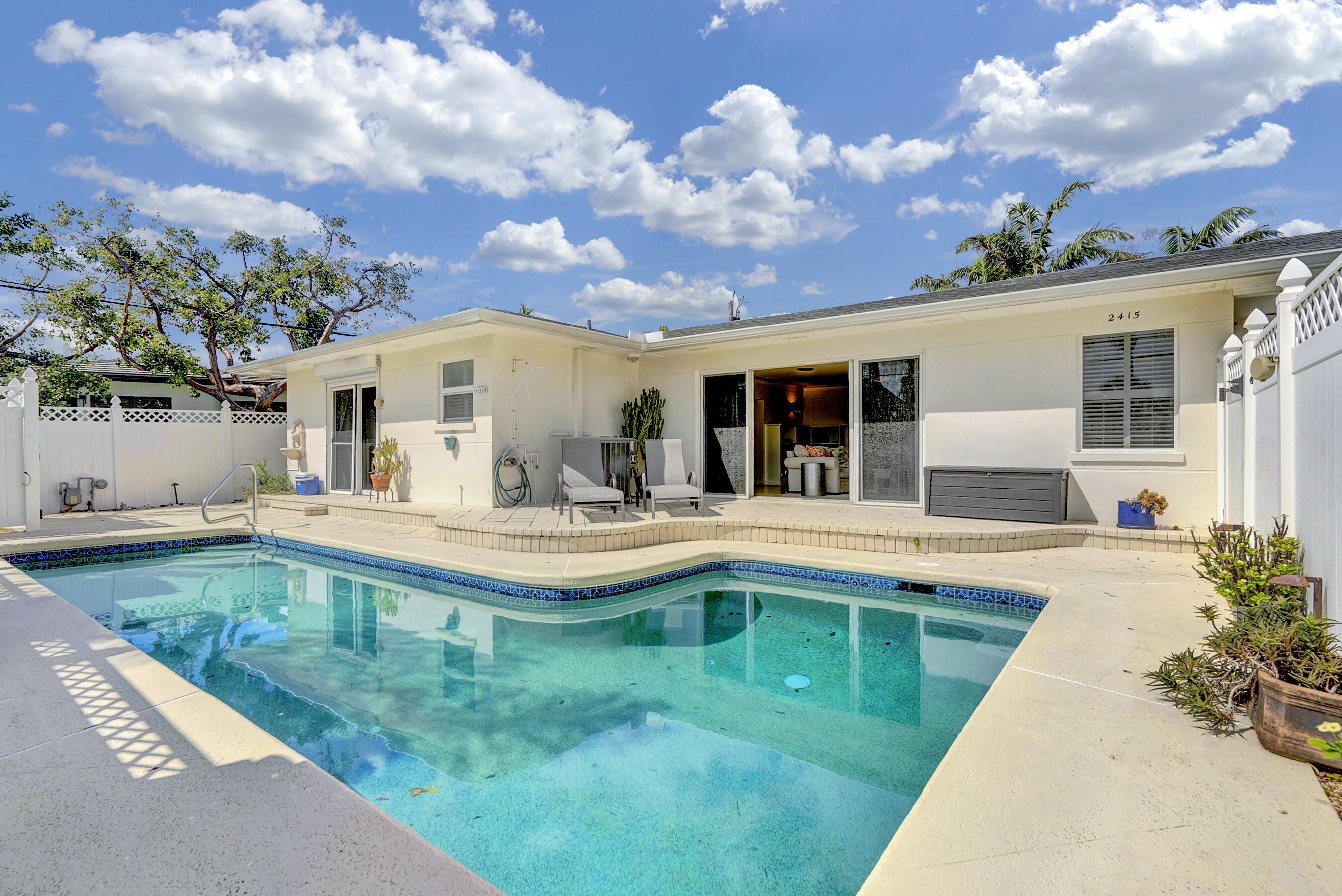 2415 N Lakeside Drive