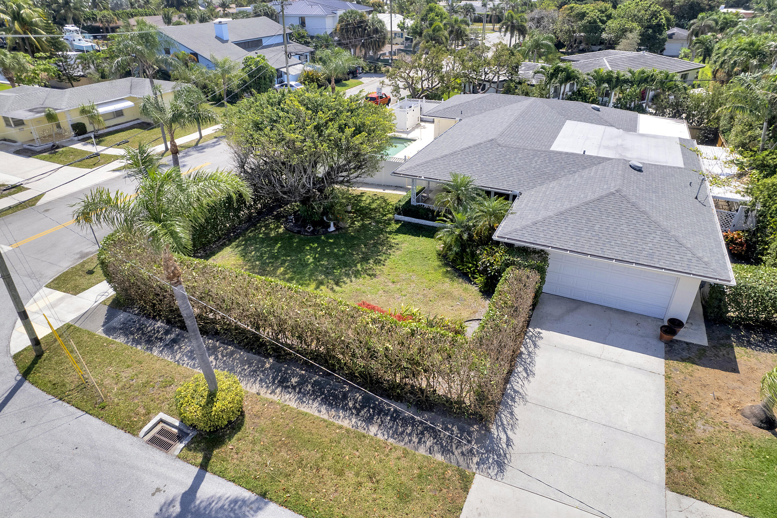 2415 N Lakeside Drive
