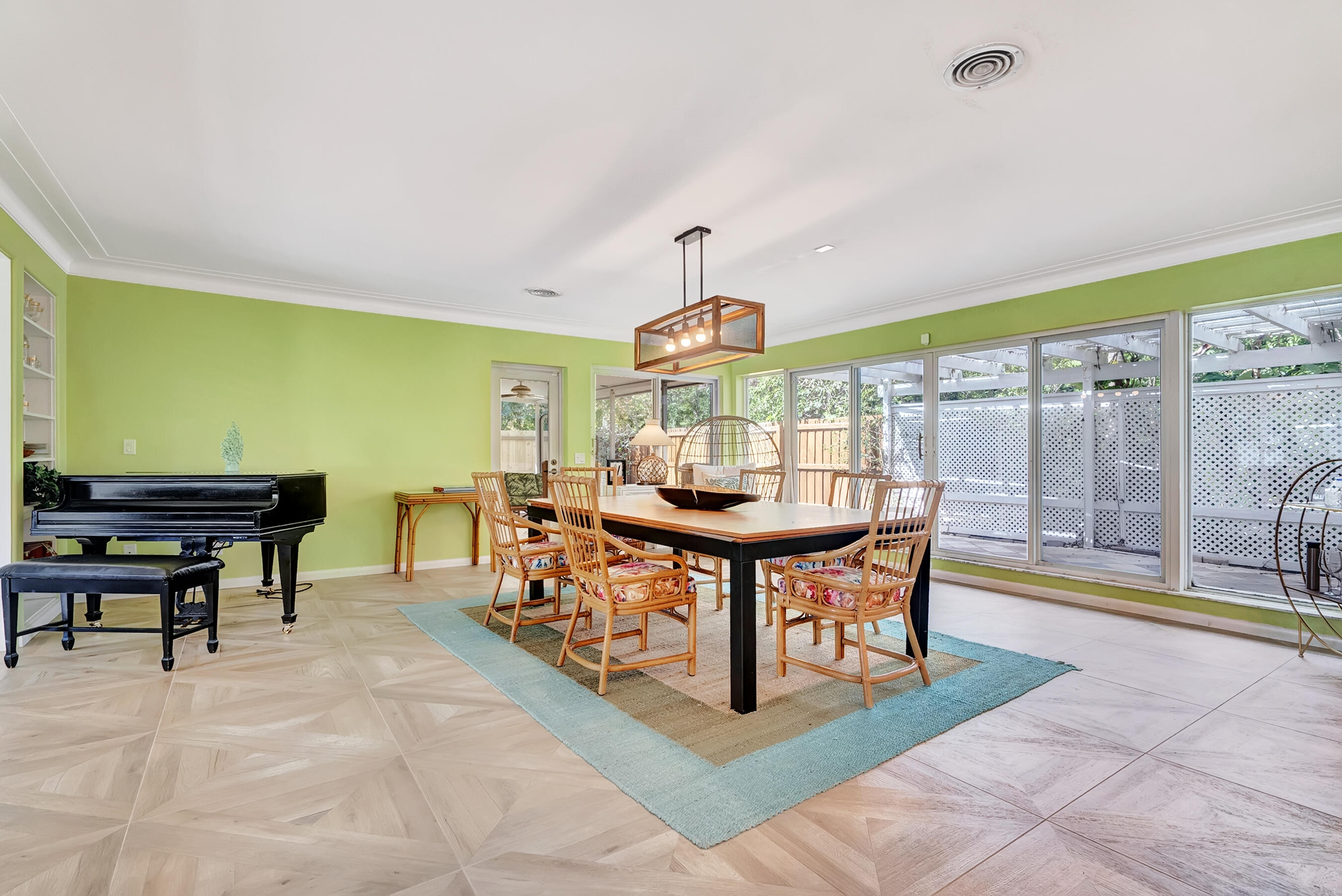 2415 N Lakeside Drive