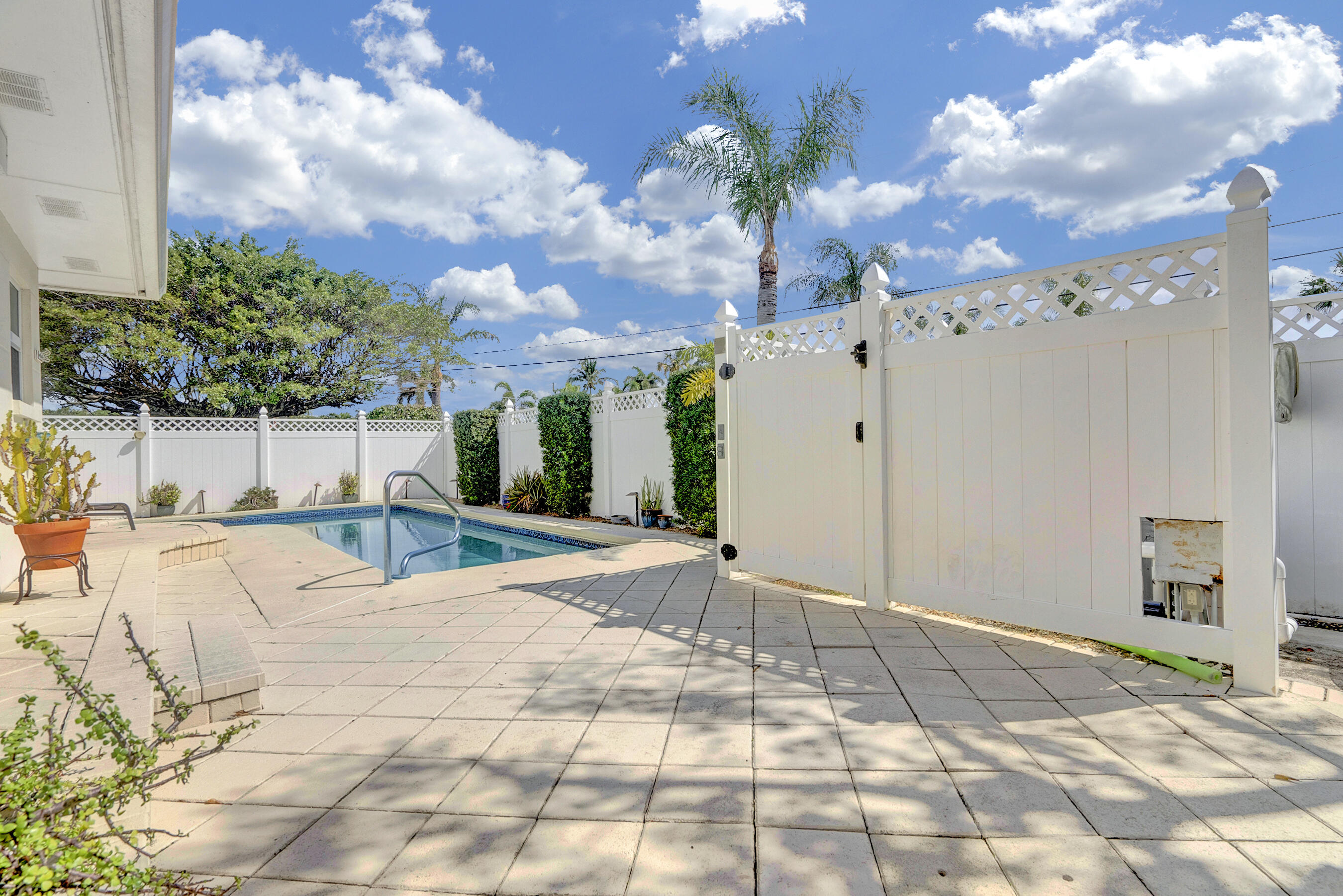 2415 N Lakeside Drive