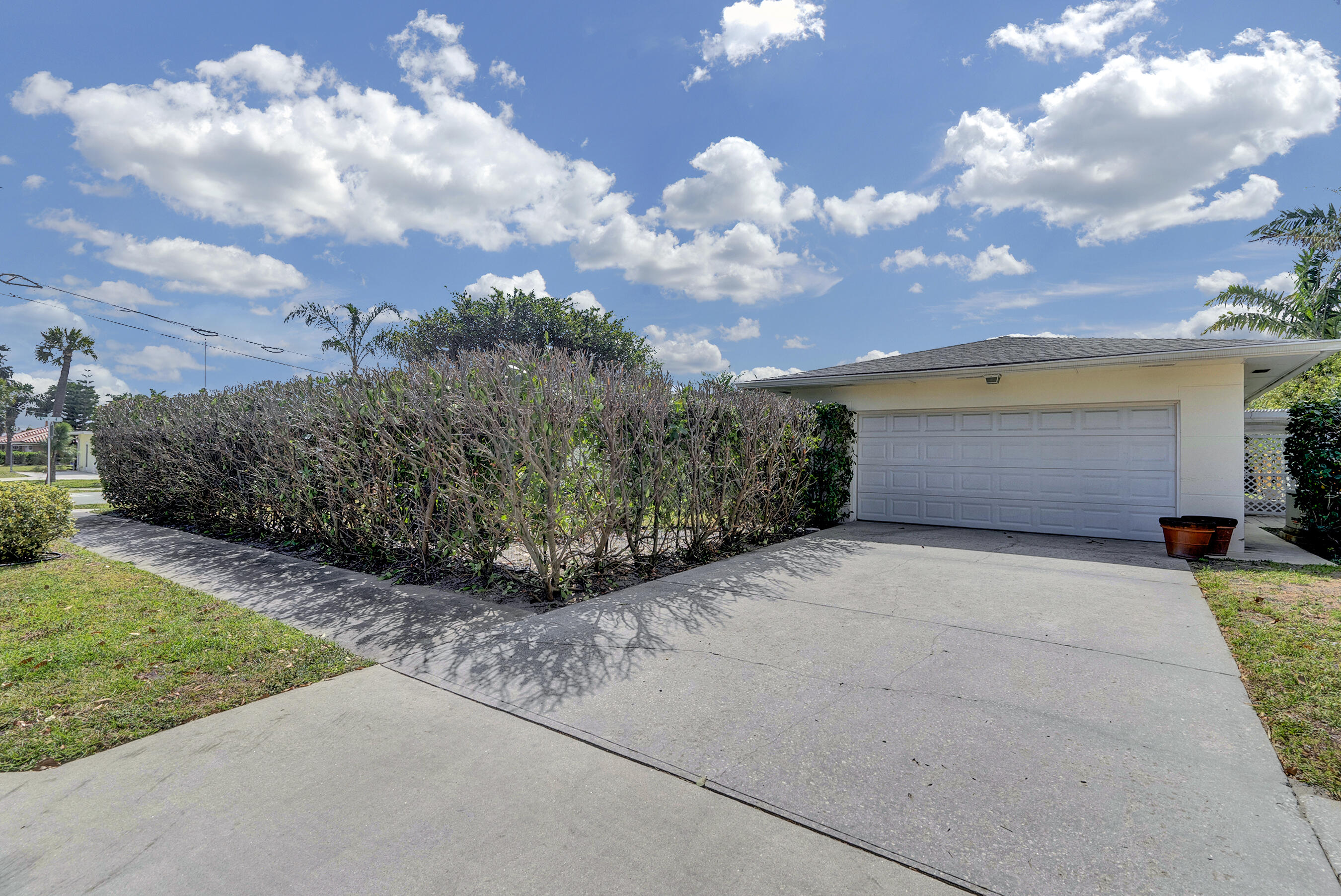 2415 N Lakeside Drive