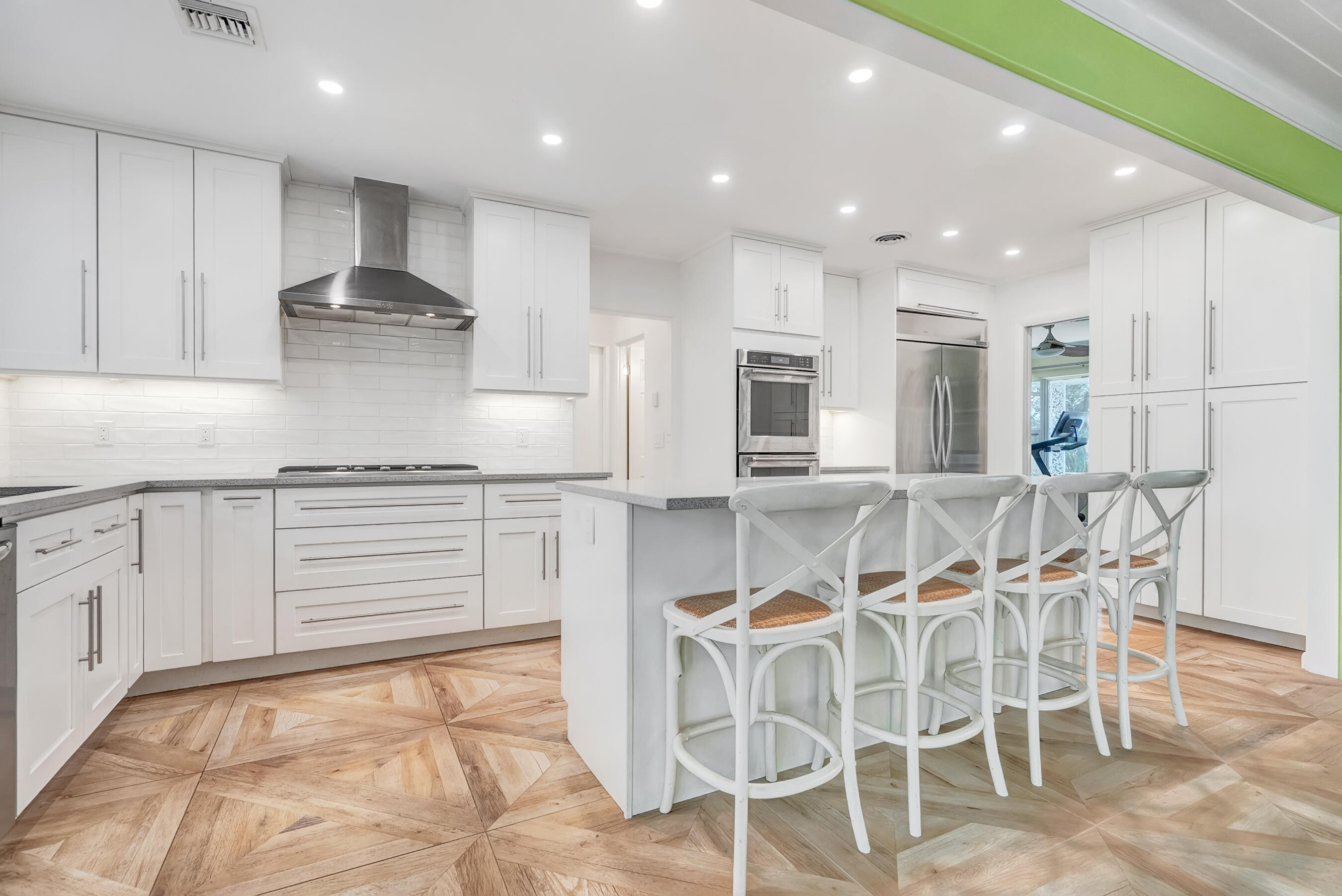 2415 N Lakeside Drive