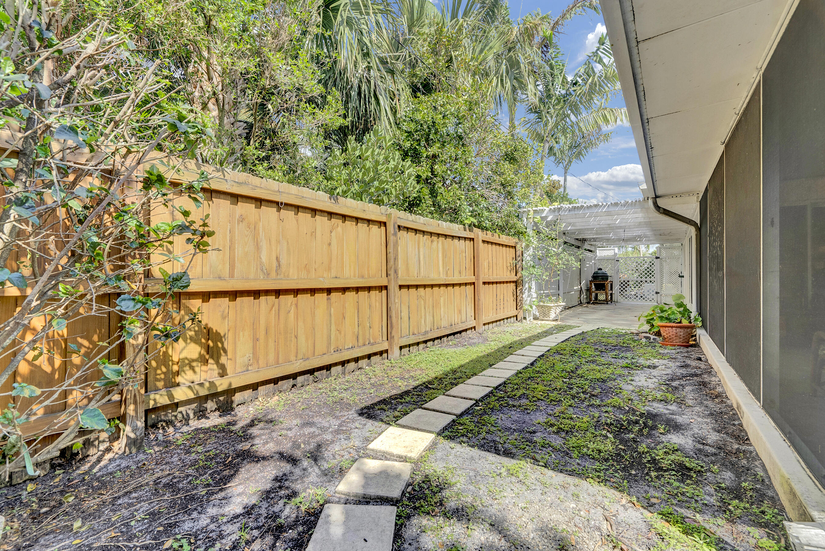 2415 N Lakeside Drive