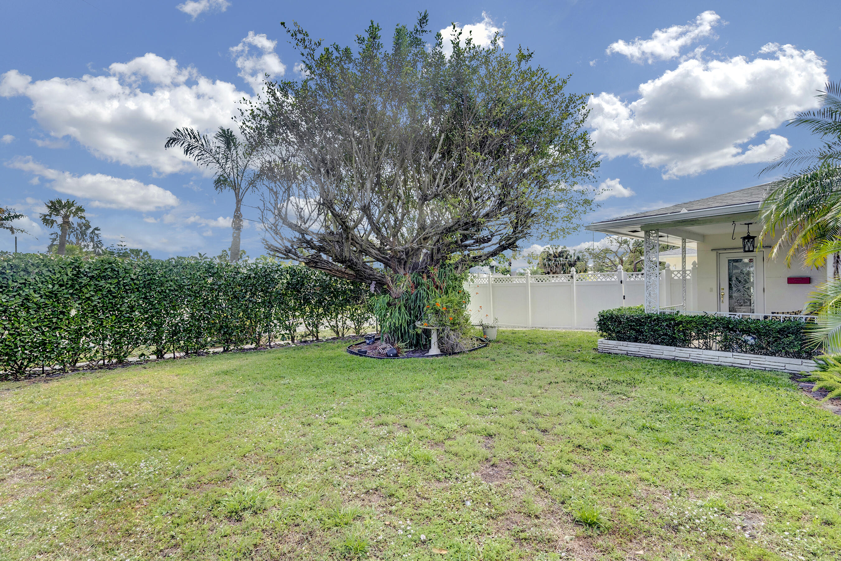 2415 N Lakeside Drive
