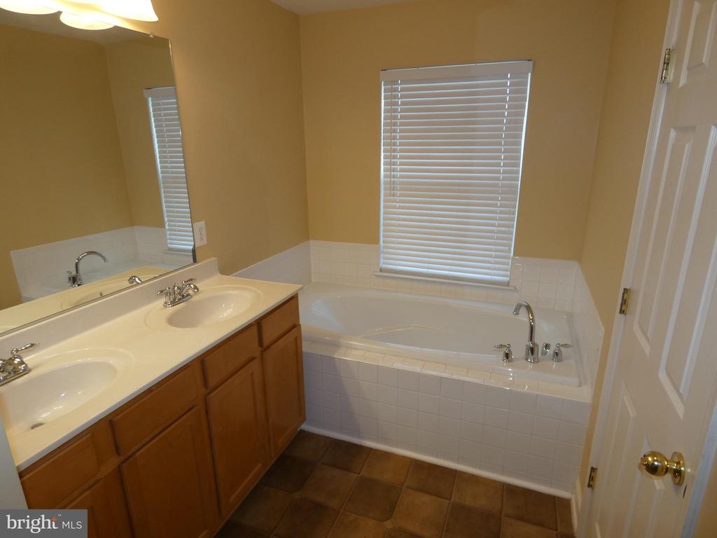 1308 SAUNDERS DRIVE