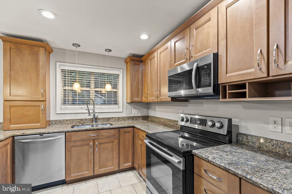 41 MEADOWOOD DRIVE