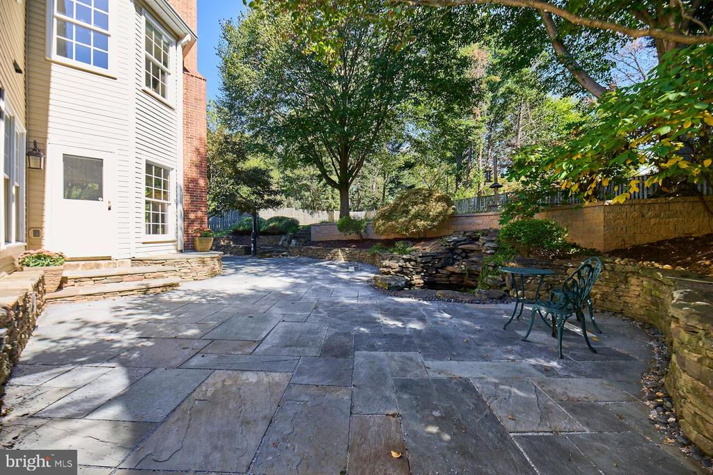 2561 HOLLY MANOR DRIVE