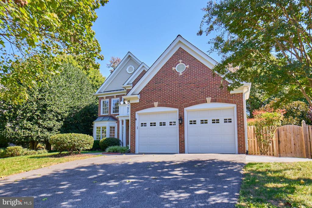 2561 HOLLY MANOR DRIVE