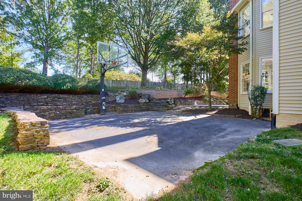 2561 HOLLY MANOR DRIVE