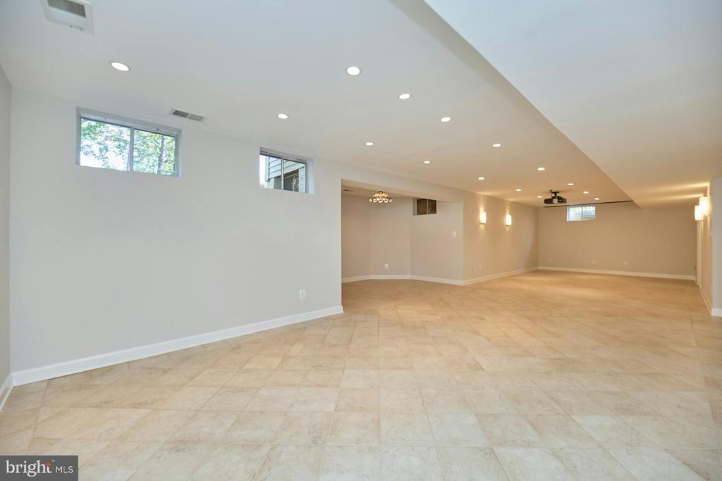 2561 HOLLY MANOR DRIVE