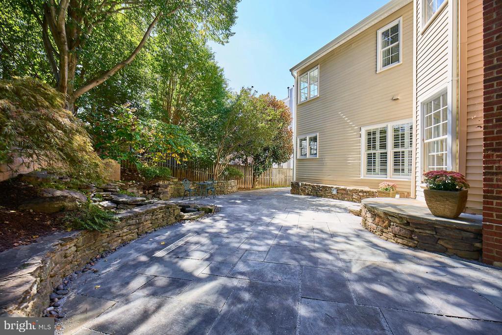 2561 HOLLY MANOR DRIVE