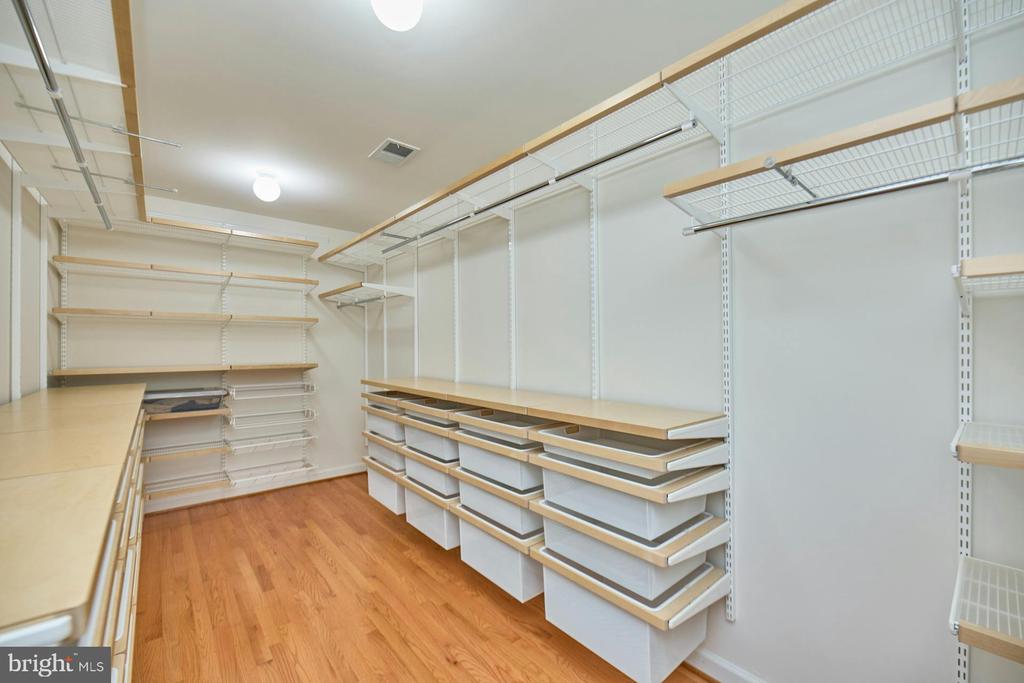 2561 HOLLY MANOR DRIVE