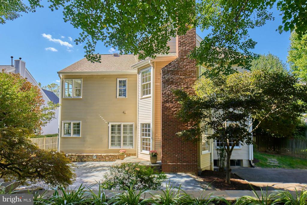 2561 HOLLY MANOR DRIVE