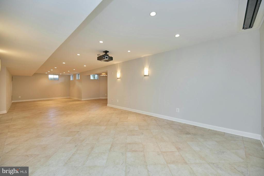2561 HOLLY MANOR DRIVE