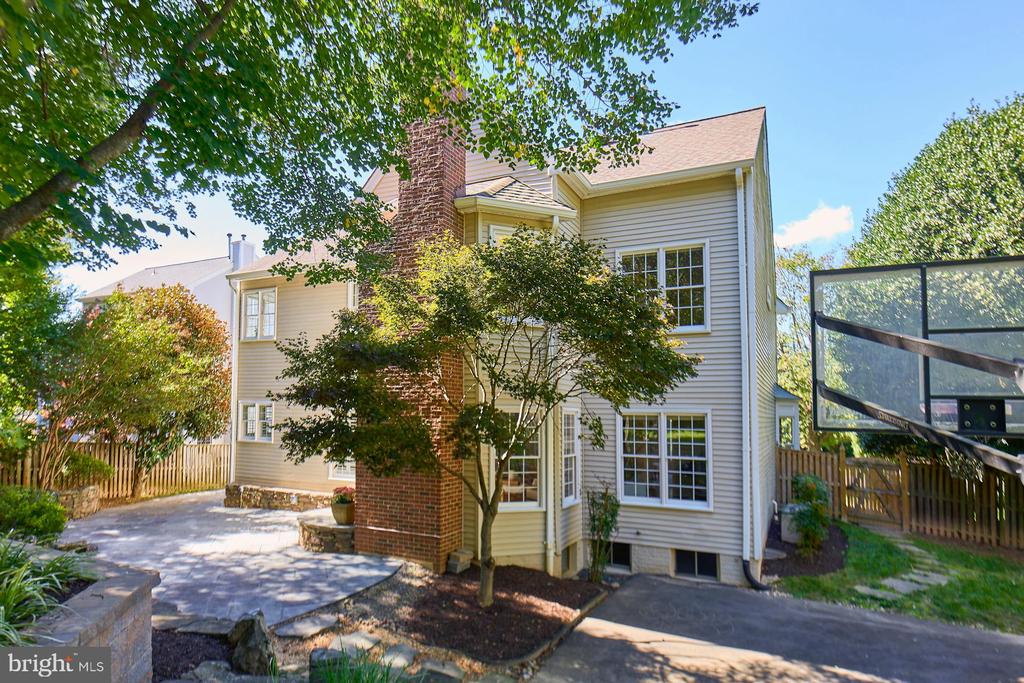 2561 HOLLY MANOR DRIVE