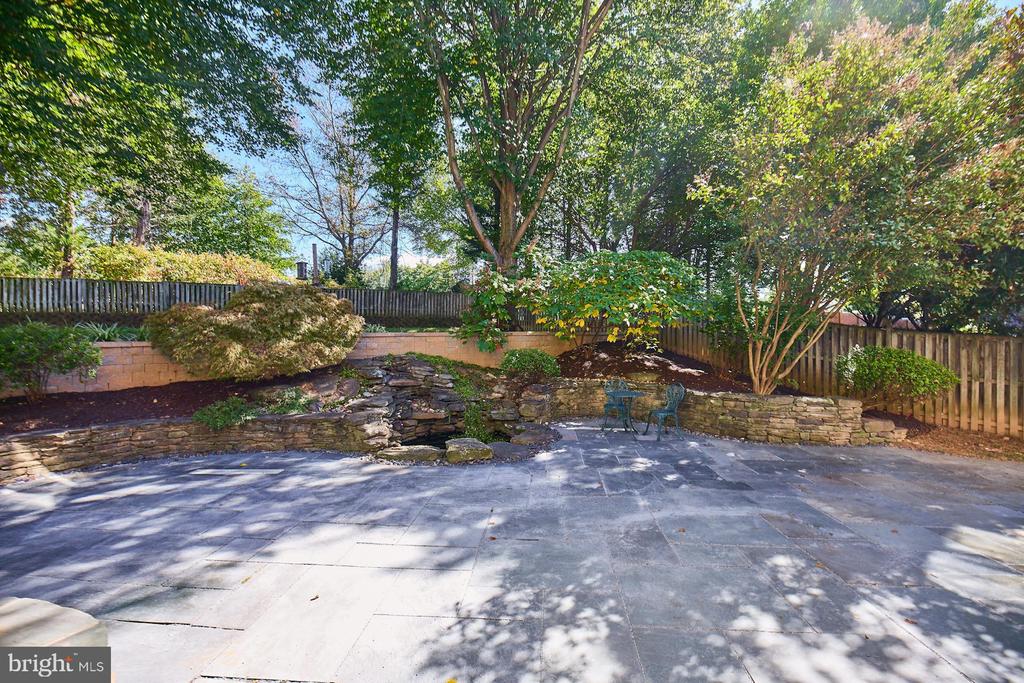 2561 HOLLY MANOR DRIVE