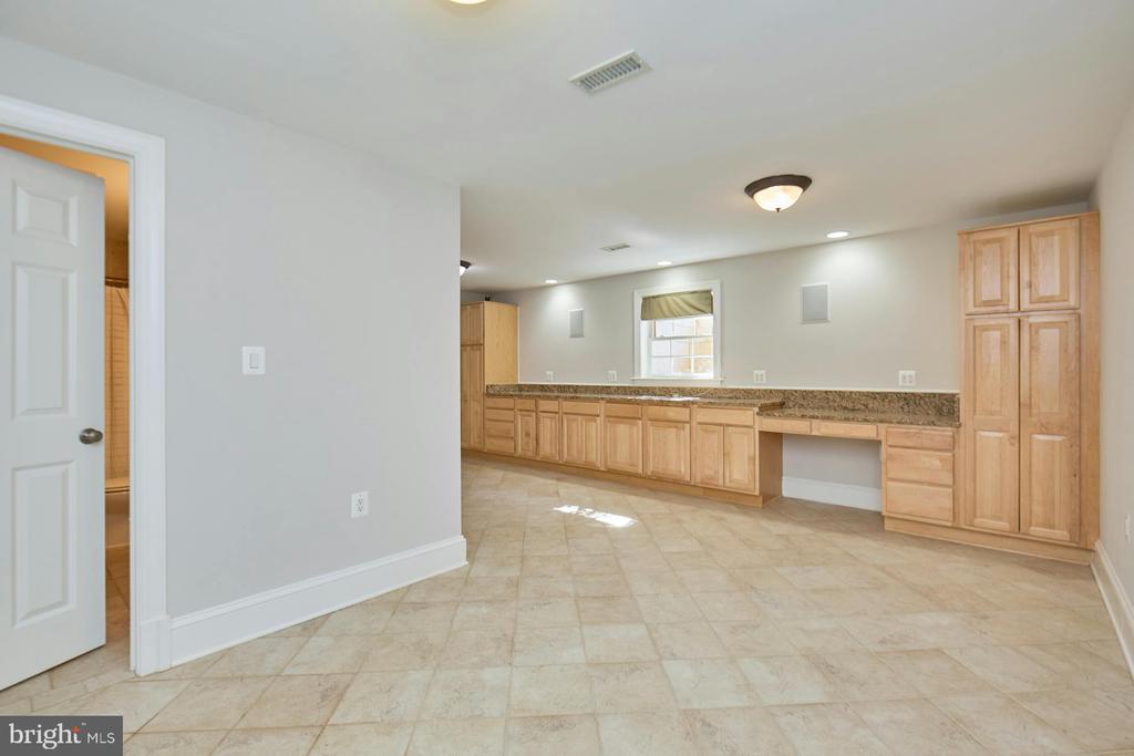 2561 HOLLY MANOR DRIVE