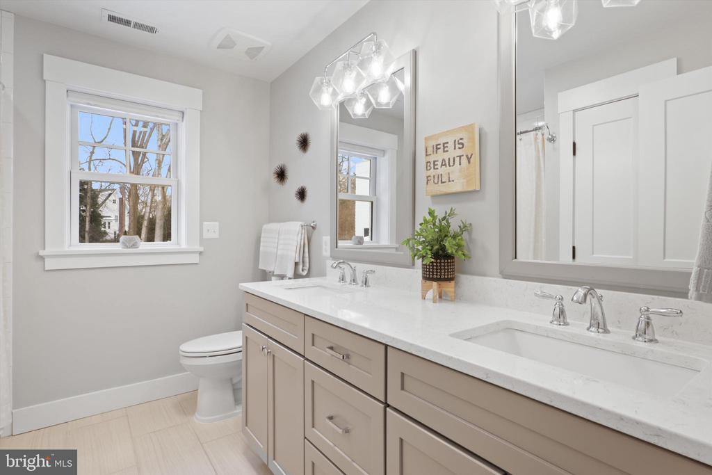 1536 FOREST LANE