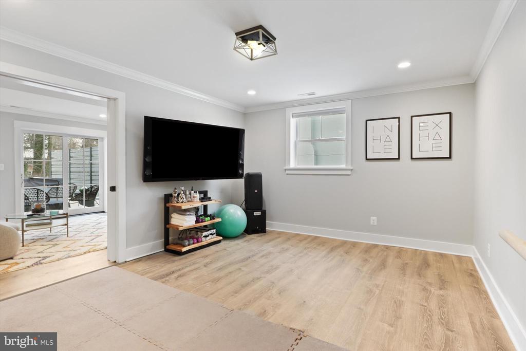 1536 FOREST LANE